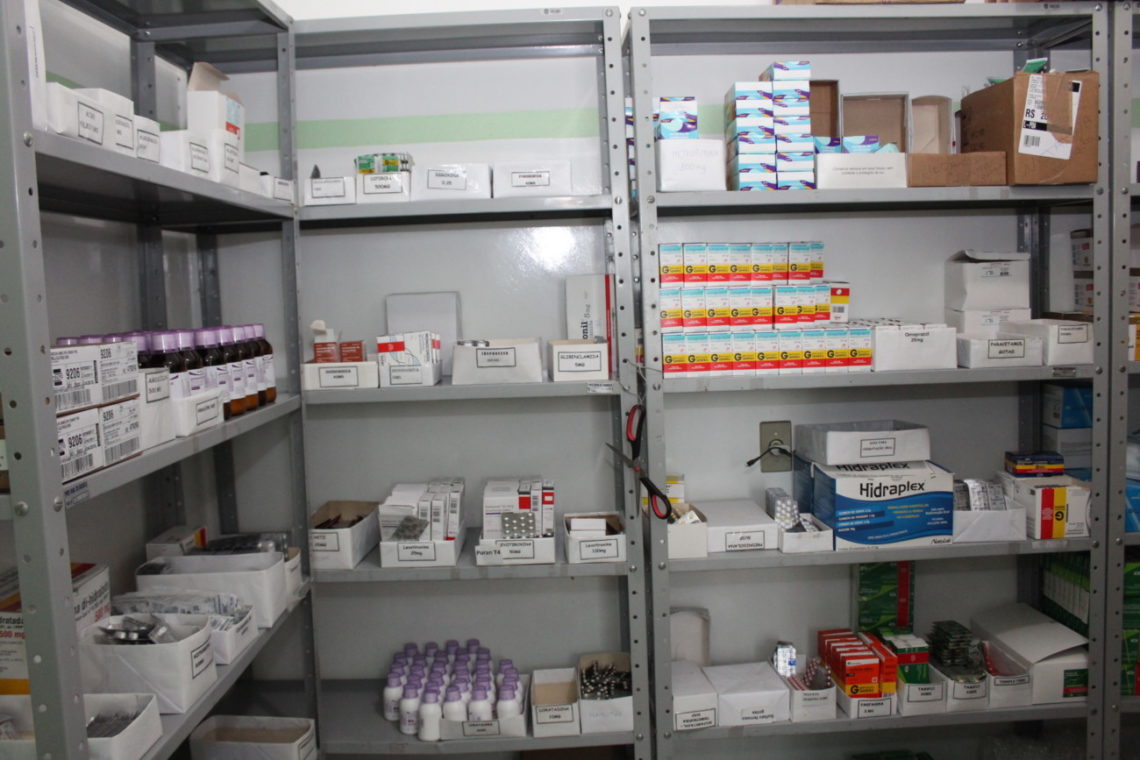 Reposição do estoque de medicamentos ocorre simultaneamente ao pagamento de fornecedores