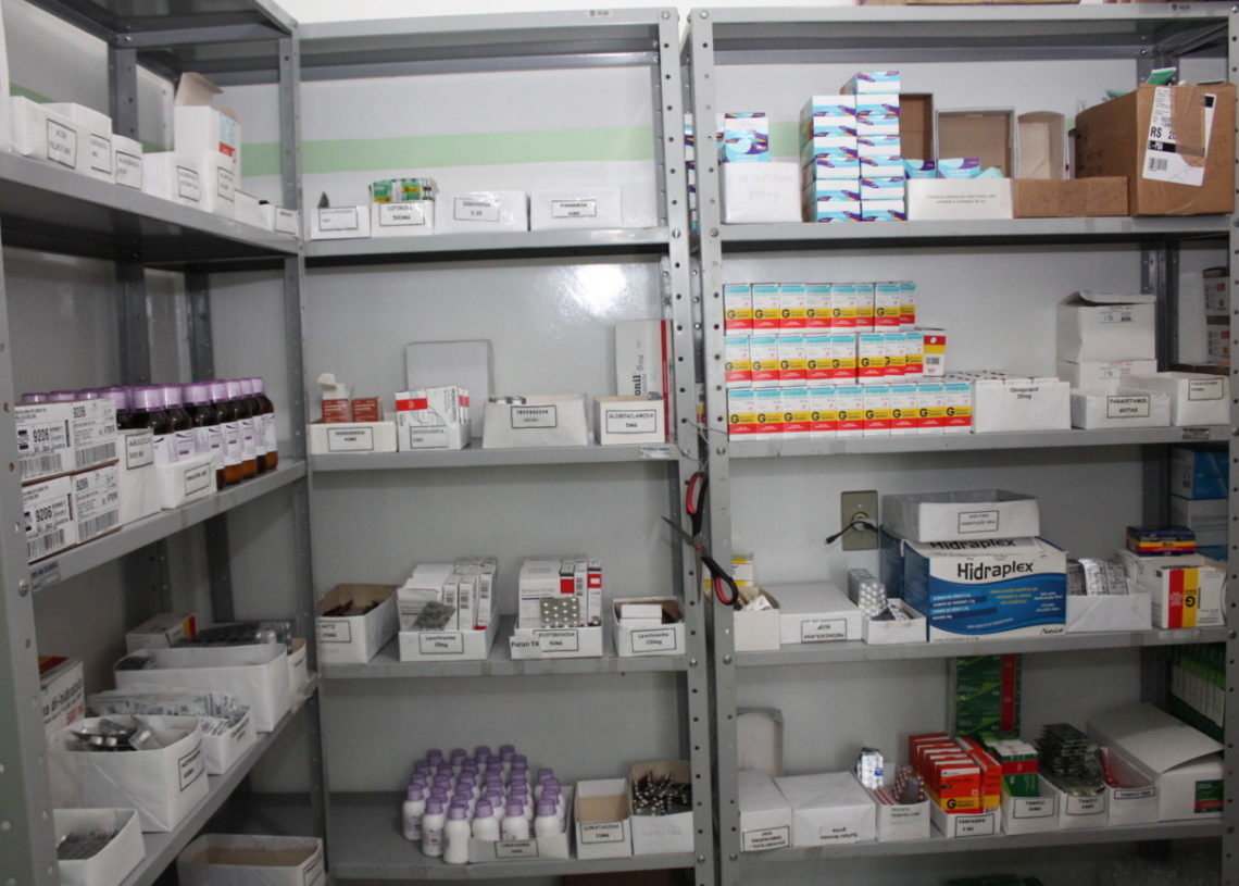 Reposição do estoque de medicamentos ocorre simultaneamente ao pagamento de fornecedores