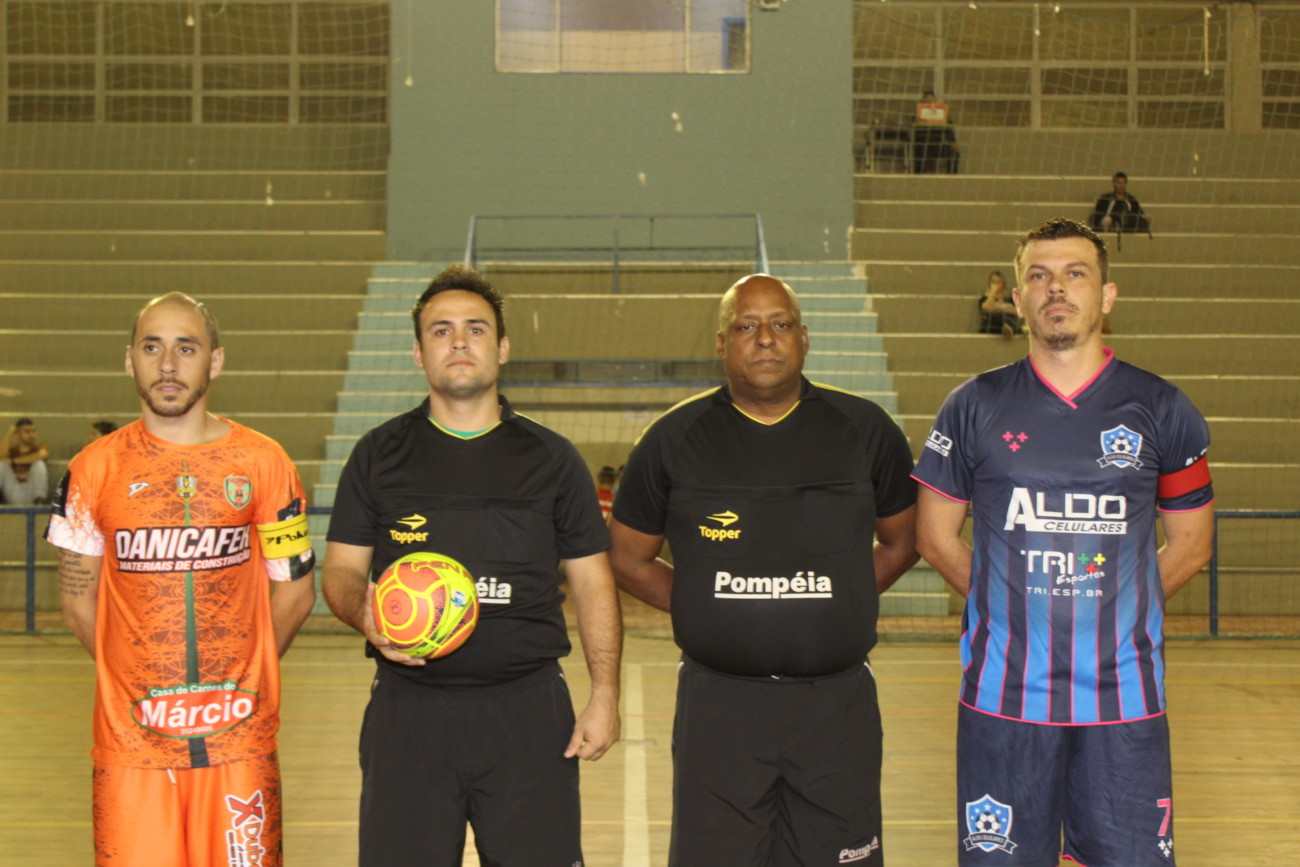 Capitão da equipe Xis Dubom/Pedreira (Laranja), equipe de arbitragem e capitão da equipe Danúbio (Azul)
