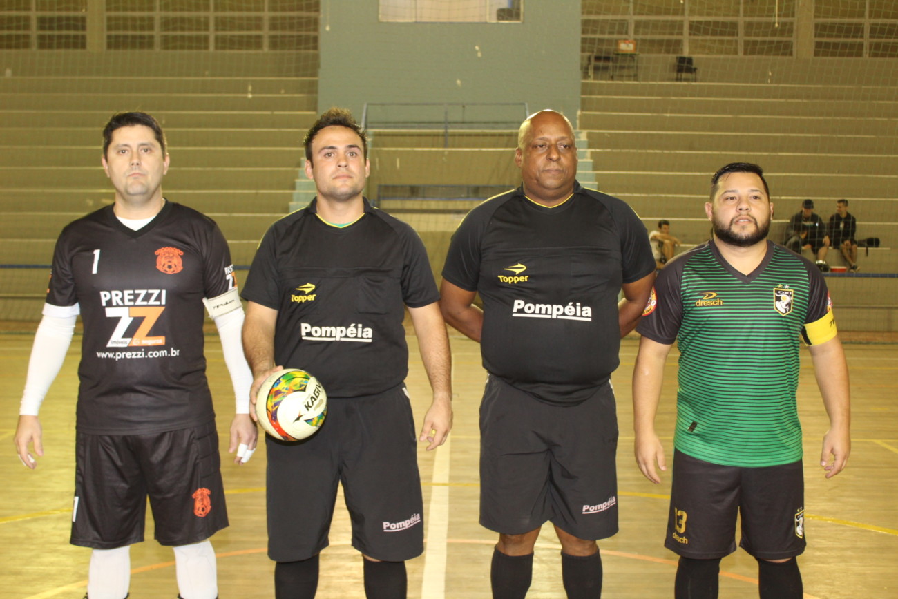 Capitão da equipe Prezzi Imóveis & Seguros (Preto e Laranja), equipe de arbitragem e capitão da equipe Oxi/Vida Nova (Verde e Preto)