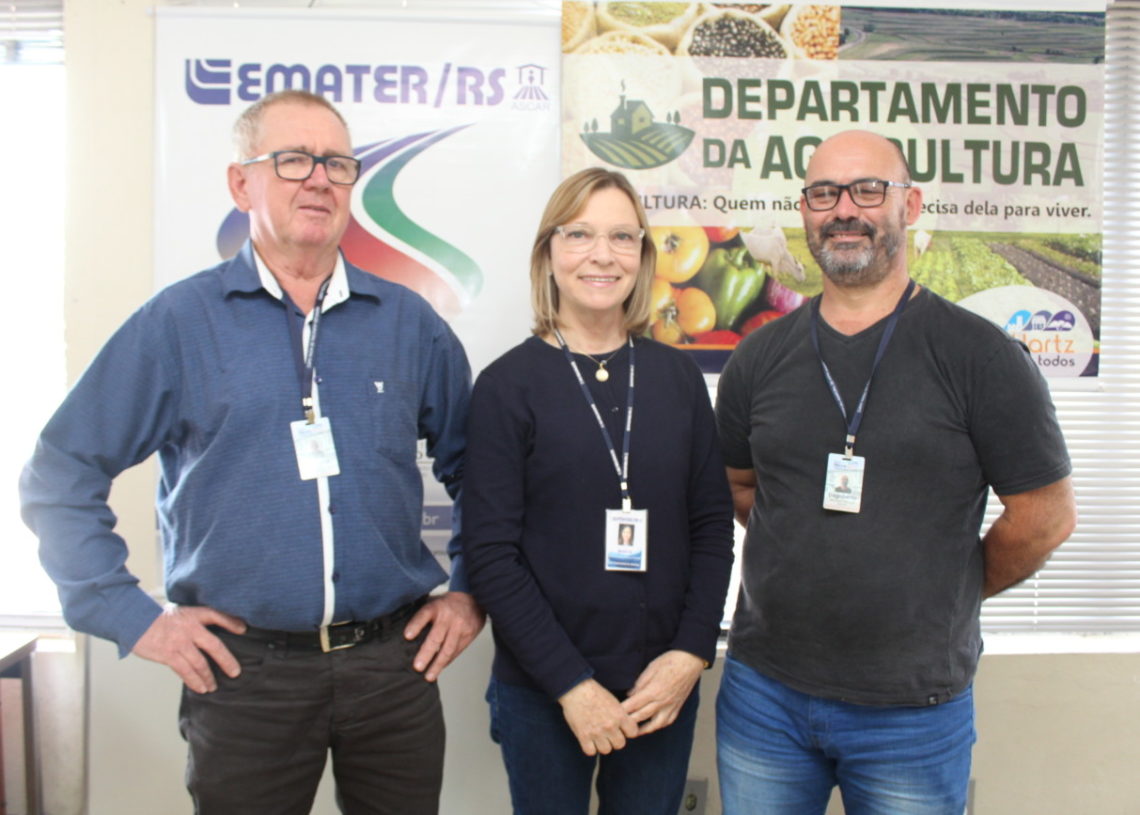 Diretor do departamento, Clauricio Hagen, Marta Levien, da Emater e Dagoberto Vercino completam
a equipo do
departamento de 
agricultura de Nova Hartz