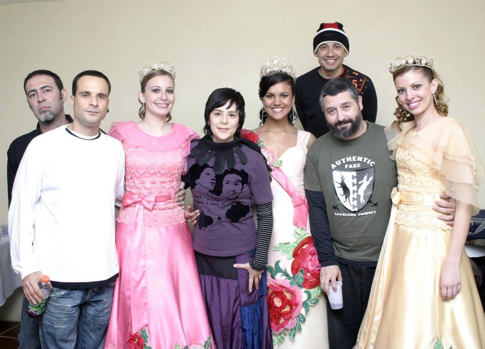 Banda Pato Fú foi a atração nacional da Festa das Rosas de 2006. Na foto, o grupo com a corte do evento daquele ano