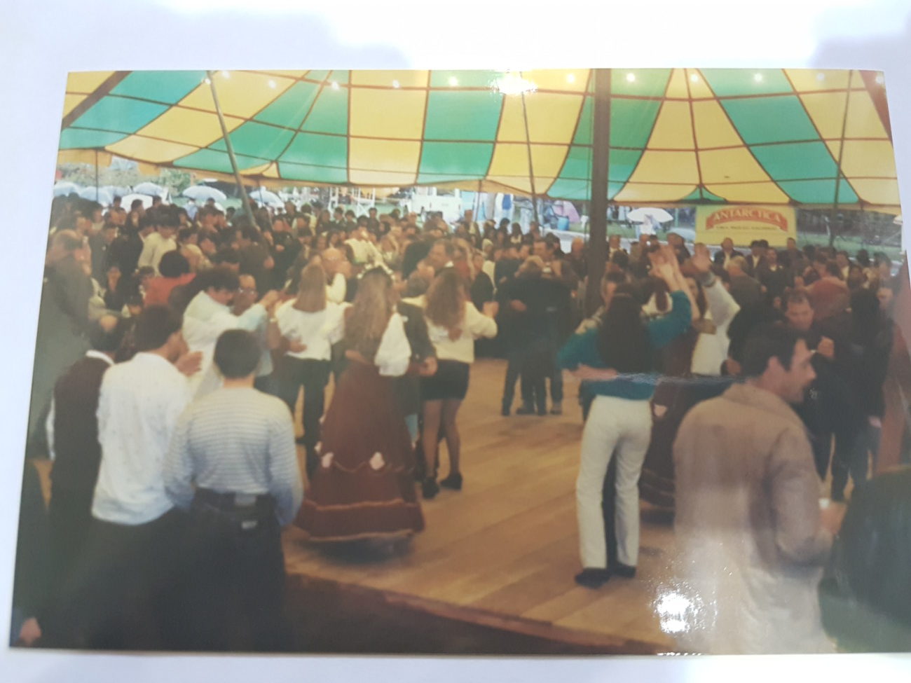Bandinhas típicas animaram bailes que ocorreram embaixo de lonas, erguidas dentro do Parque do Imigrante na edição de 1997