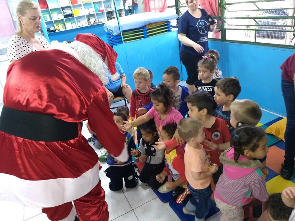 Papai Noel fez a alegria da criançada nas próprias escolas de educação infantil do município, distribuindo presentes da campanha.