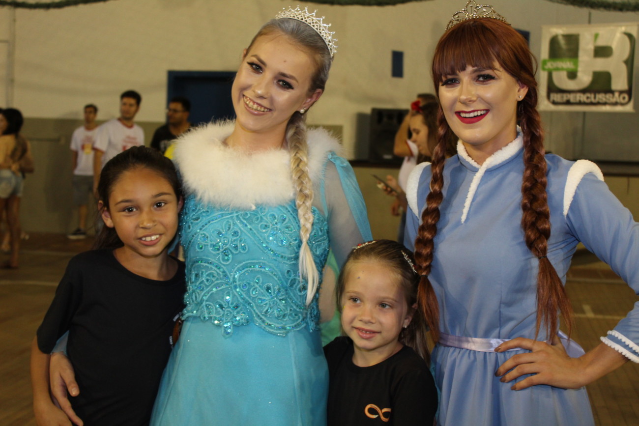 Direto de Frozen, Elsa e Anna compareceram ao evento e tiraram fotos com as crianças