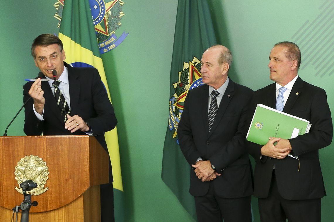 O presidente Jair Bolsonaro, o ministro da Defesa, Fernando Azevedo, e o ministro da Casa Civil, Onyx Lorenzoni, durante cerimônia de assinatura do decreto que flexibiliza a posse de armas no país.