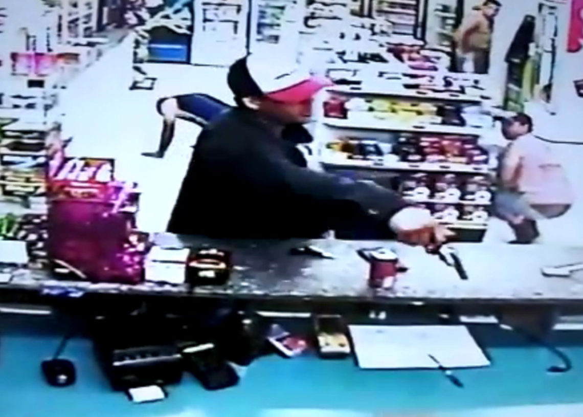 Bandido apontou arma para funcionários e clientes da loja de conveniência. Felizmente, ninguém se feriu.