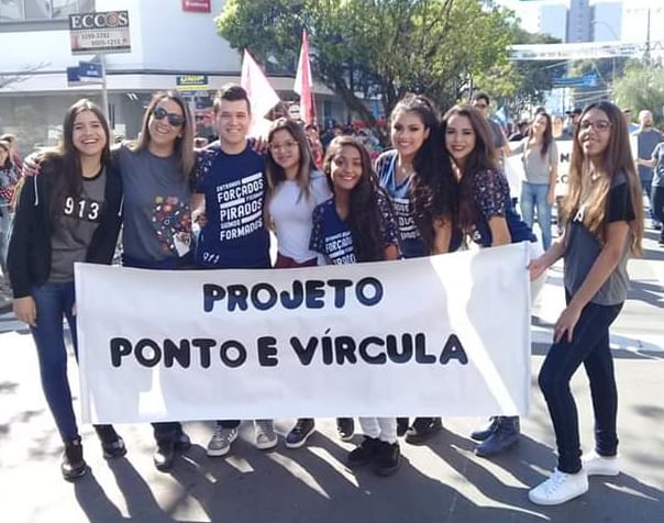 Alunos e professores contando a história do projeto de Língua Portuguesa durante a caminhada cívica de 7 de setembro