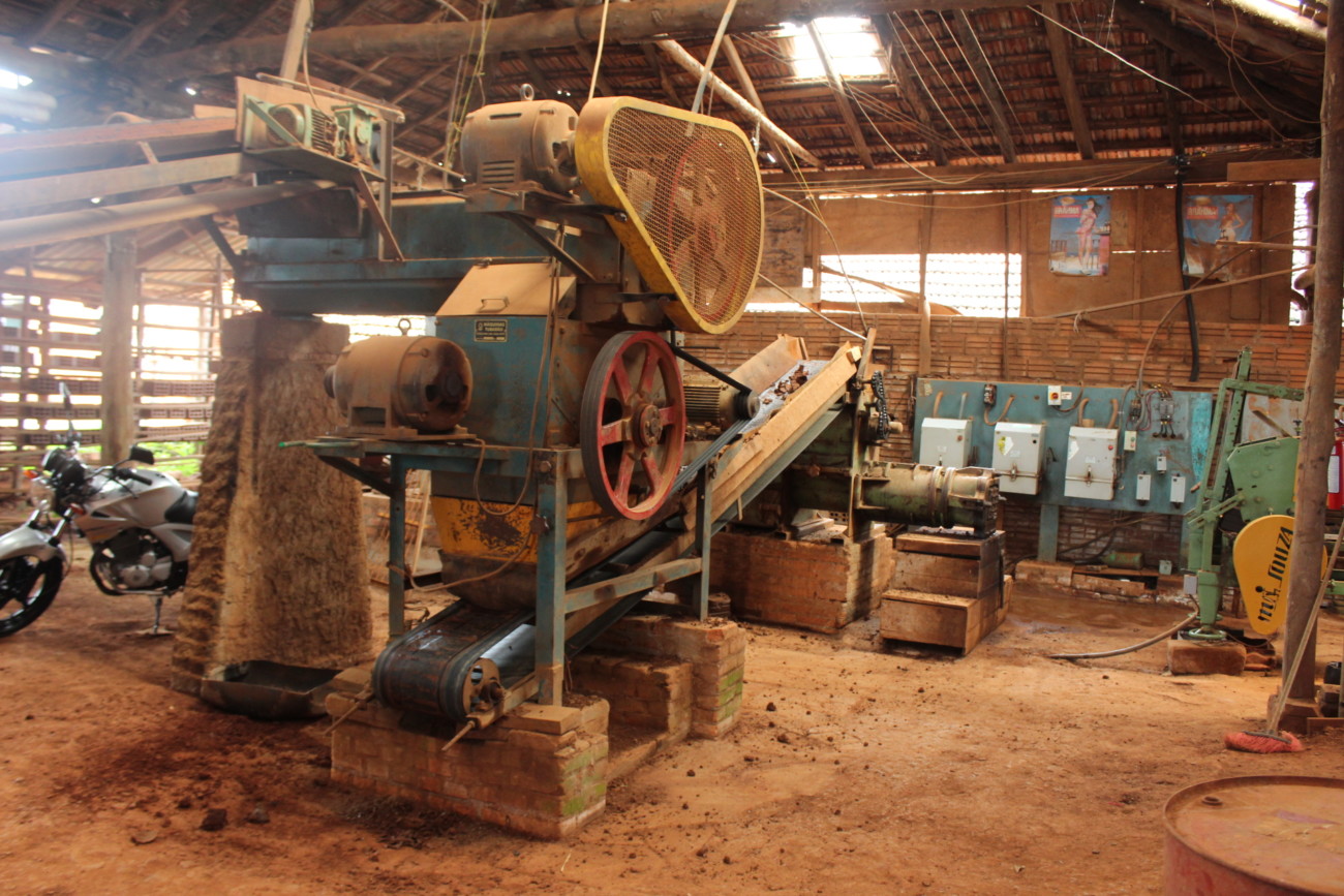 A máquina de fazer tijolo se chama maromba, que mistura o barro e entrega o tijolo pronto