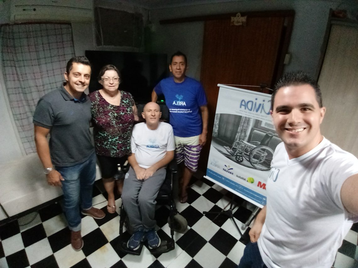 Entrega da cama motorizada ocorreu no domingo, no bairro Sarandi, em Porto Alegre, para paciente portador de esclerose lateral amiotrófica. Fotos: Civida