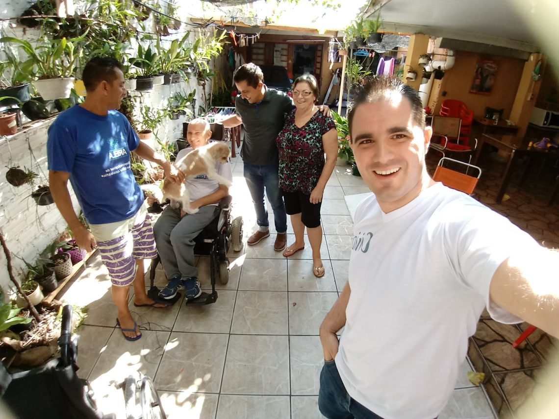 Também no  domingo, foi  recolhida uma cadeira de rodas com encosto, doada pelo Sr. Ademir (que hoje utiliza uma cadeira motorizada), para o Fabiano, que passou por uma traqueostomia
