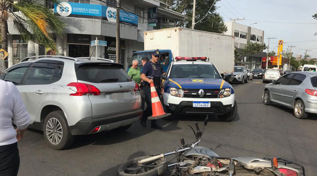 Acidente entre carro e motocicleta na Avenida Presidente Kennedy em Sapiranga