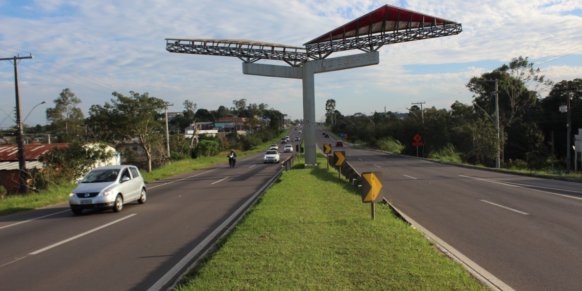 Reposicionamento de rede de energia para instalar passarela do KM-25 na RS-239