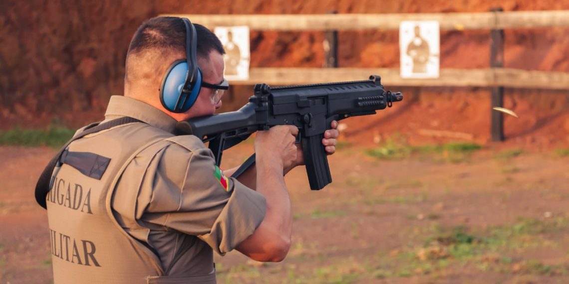 Policiais Militares do 32º BPM recebem instrução de habilitação para uso de fuzil calibre 5,56mm