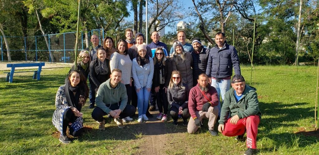 Secretaria de Meio Ambiente e Sicredi fazem plantio de arvores no Parcão de Campo Bom