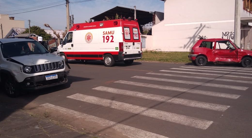 Vídeo e fotos: Criança fica ferida após colisão de veículos no bairro São Luiz, em Sapiranga