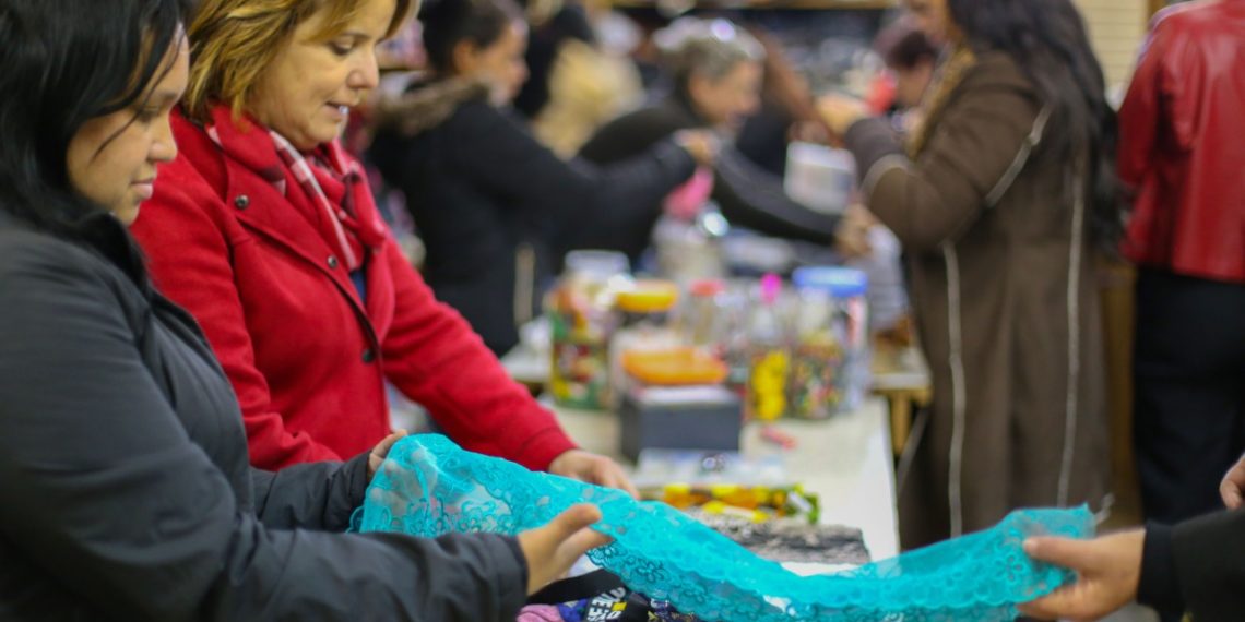 Grupo de Voluntárias Elas por Elas promove oficina de customização de jeans para mulheres de Campo Bom