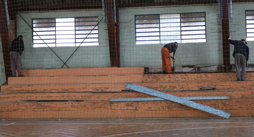 Prefeitura de Sapiranga remove arquibancadas do Palácio dos Esportes