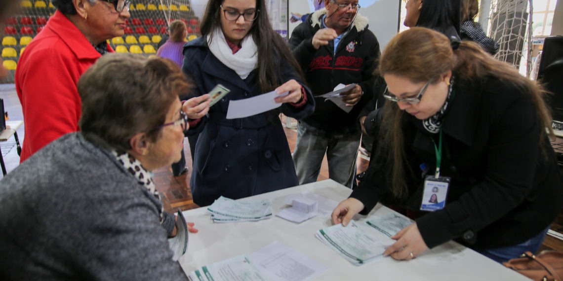 Aposentados recebem certificados de isenção e descontos do IPTU em Campo Bom