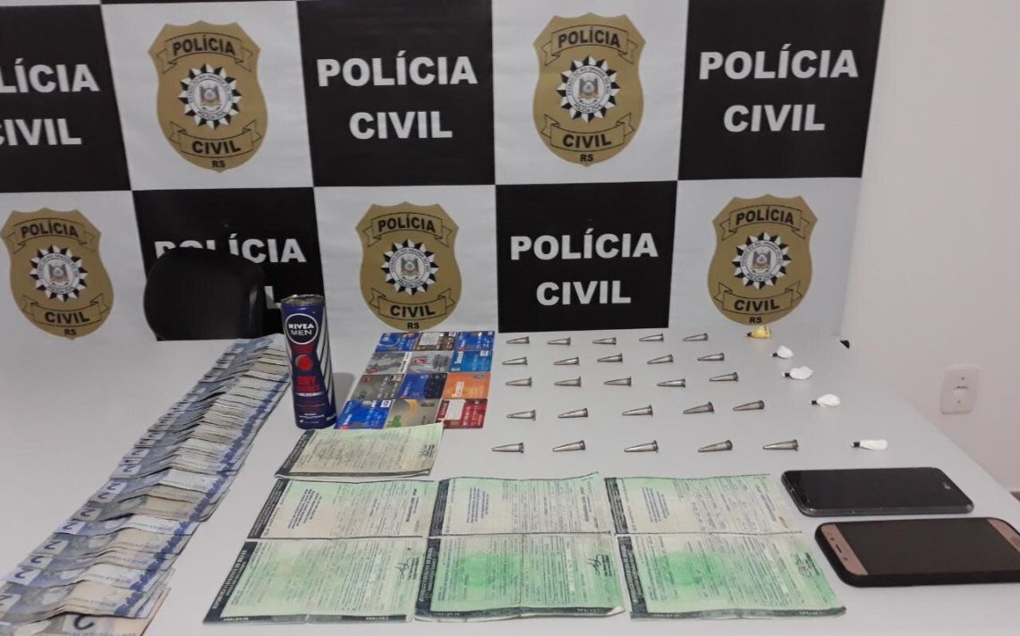 Dinheiro, documentos, cartões e celulares recolhidos pela Polícia Civil