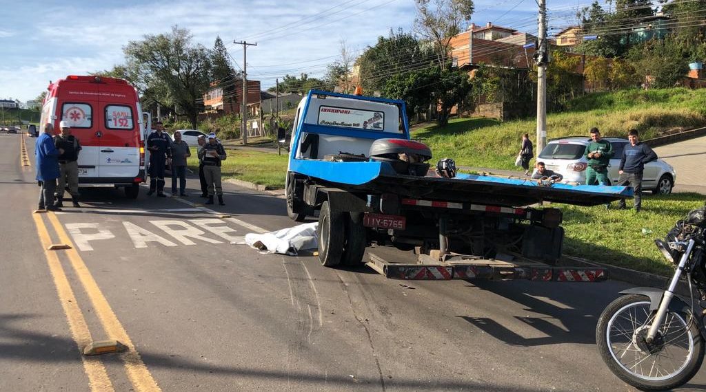 Motociclista morre em acidente de trânsito na Avenida dos Municípios, em Campo Bom. Confira vídeo