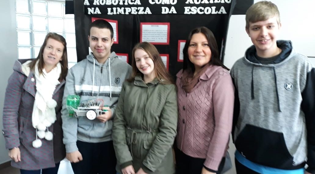 Alunos da EMEF 28 de Fevereiro projetam robô que ajuda na limpeza da escola