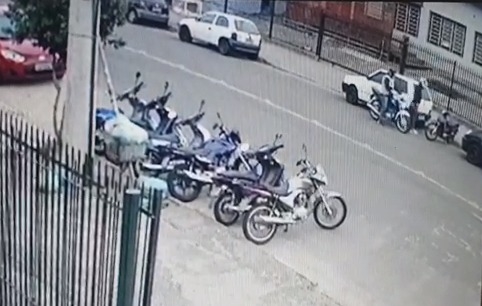 Dupla furta moto à luz do dia e em via movimentada de Sapiranga. Veja o vídeo!