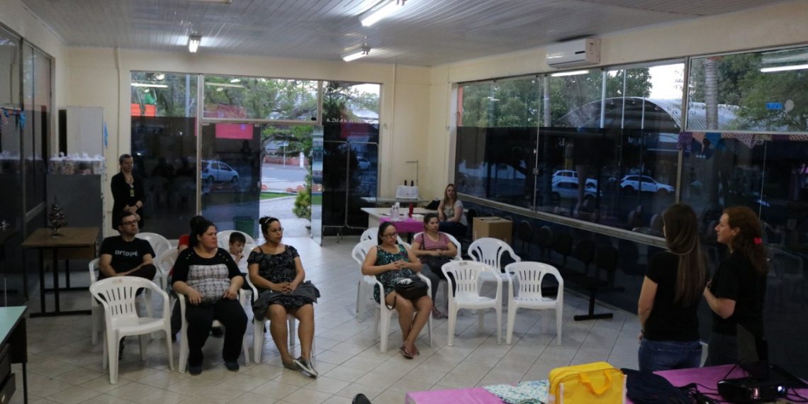 Gestantes contam com curso para aprender sobre maternidade em Sapiranga