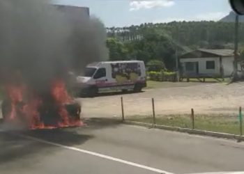 Carro pega fogo na RS-239 na divisa de Sapiranga e Araricá