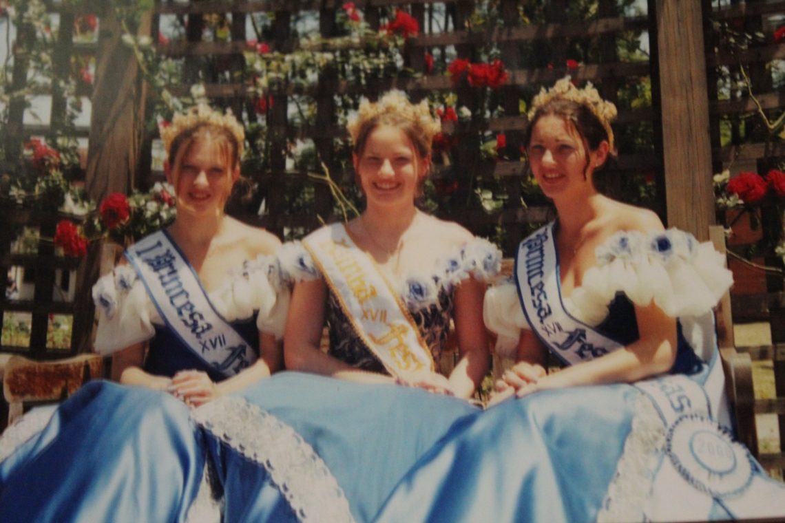 2000 – Rainha: Simone Groeler Kohlraush. Princesas: Tatiane Benetti e Carla da Silva