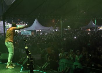 Abrindo os shows nacionais, Thiaguinho levanta o público e é ovacionado na 36ª Festa das Rosas