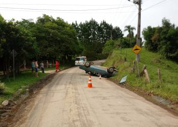 Capotamento na divisa de Nova Hartz e Parobé deixa mulher ferida