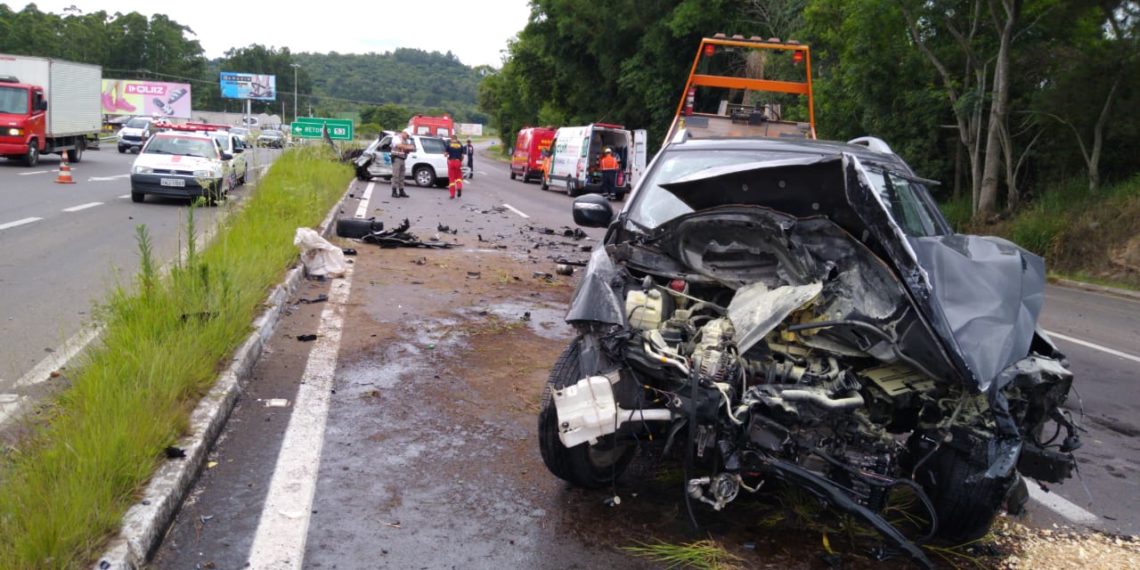 Grave acidente no acesso à Nova Hartz deixa trânsito lento e três vítimas feridas. Confira fotos