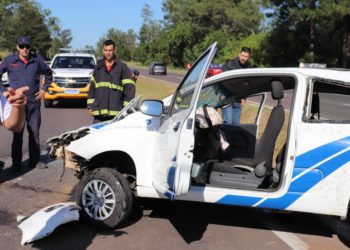 Capotamento de automóvel deixa condutor levemente ferido em Araricá. Confira fotos