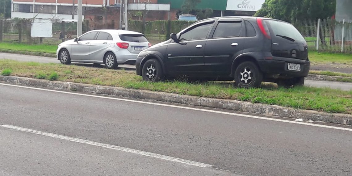 Veículo bate em meio-fio e para em canteiro central da RS-239, em Sapiranga
