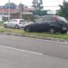 Veículo bate em meio-fio e para em canteiro central da RS-239, em Sapiranga