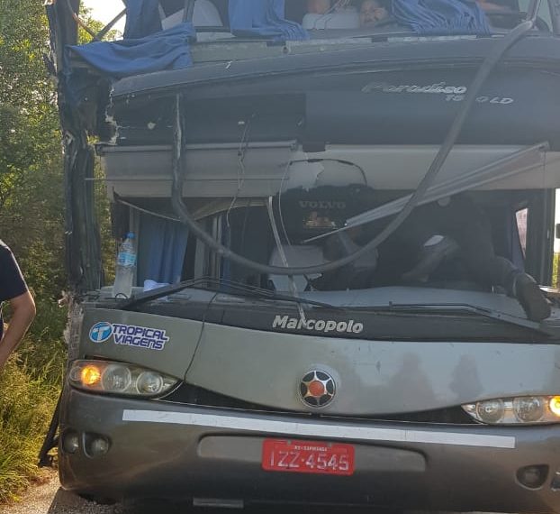 Ônibus de Sapiranga com comerciantes envolvido em acidente na BR-290