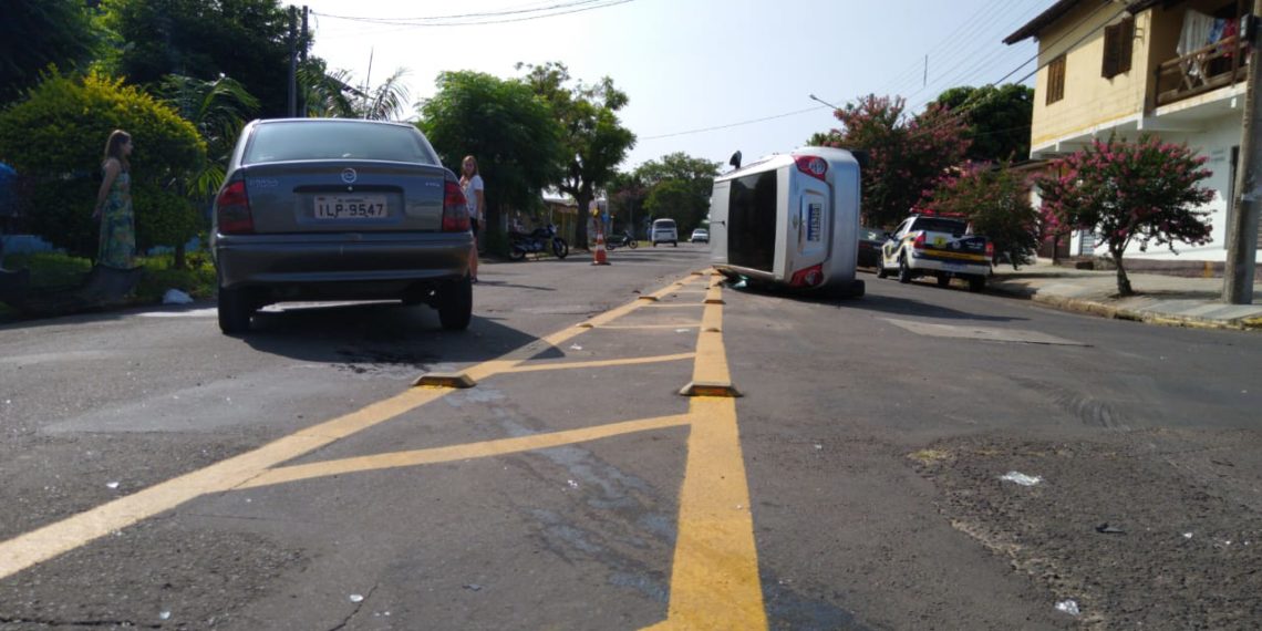 Dois veículos colidem na rótula do São Luiz, em Sapiranga