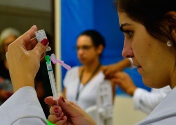 São Paulo - Vacinação dos profissionais de saúde contra H1N1 no Hospital das Clínicas (Rovena Rosa/Agência Brasil)