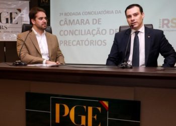 Leite e o procurador-geral do Estado, Eduardo Cunha da Costa, lançaram a nova rodada de negociações. Foto: Itamar Aguiar / Palácio Piratini.