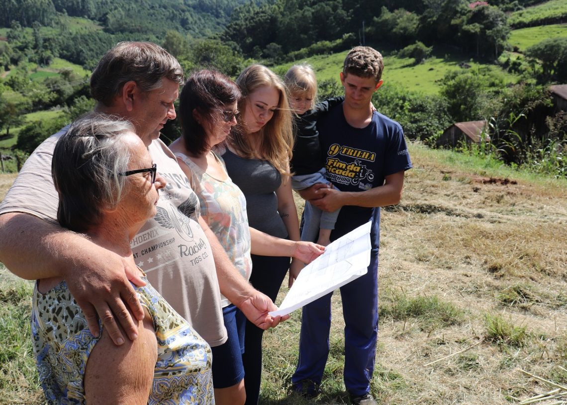 Familiares observam a planta do aviário na localidade de Picada Schneider .