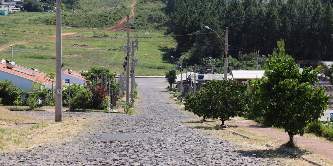 Moradores reivindicam escadaria e  Secretaria diz não ter verba para obra