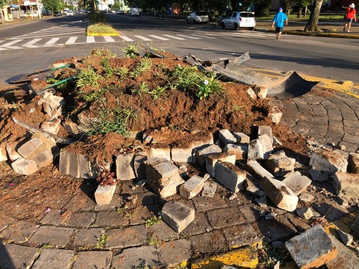 Colisão deixa destruída a rótula da Altero, em Sapiranga
