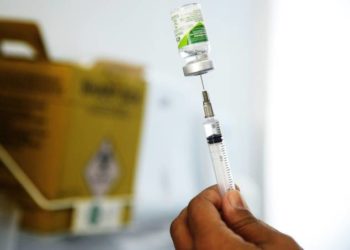 Idosos são vacinados, com os devidos cuidados, em Araricá