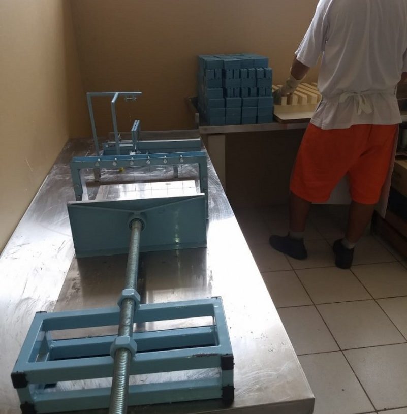 Aquisição de uma máquina de fazer sabão aumentou produção na Penitenciária Estadual de Arroio dos Ratos - Foto: Ascom Susepe.