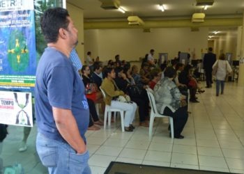 Brasília - Eleitores comparecem ao TRE para fazerem o recadastramento biométrico. No DF o prazo vai até segunda-feira (31). O eleitor que não se recadastrar terá o título cancelado (Marcello Casal Jr/Agência Brasil)