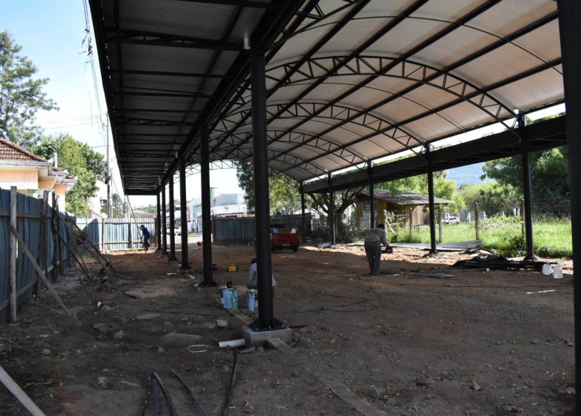 Área coberta está em construção na área central e proporcionará novo espaço de eventos no município.
Foto: Keila Massaia/PMNH.