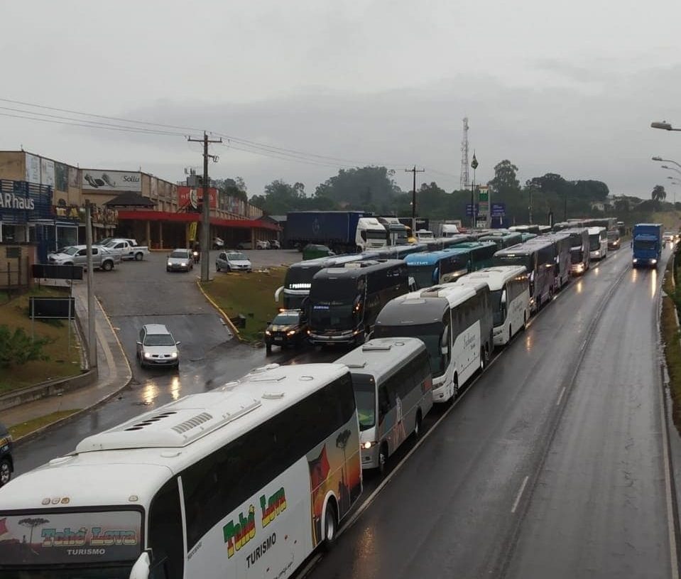 No dia 06 de abril, vans e ônibus dirigiram até Porto Alegre para solicitar o adiamento do pagamento do IPVA -
Foto: Leitor.
