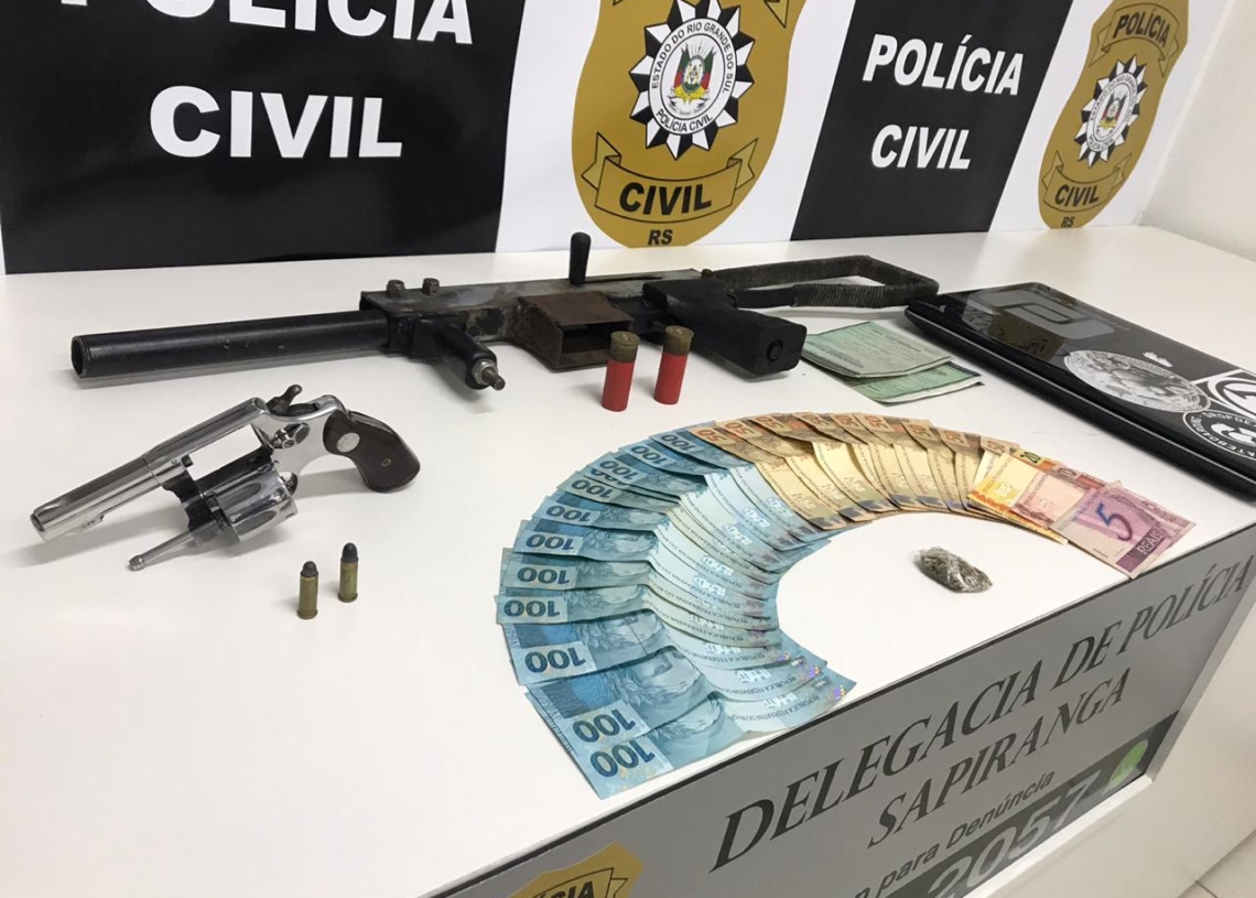 Dinheiro e armamento apreendido pelos policiais da DP de Sapiranga
Foto: Arquivo/JR