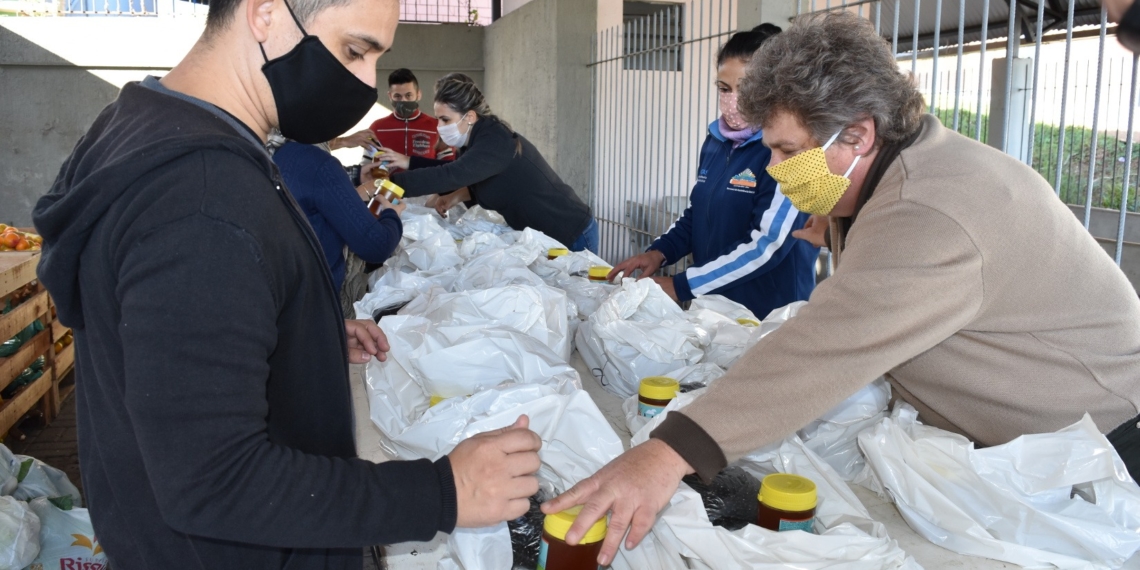 Sapiranga entrega cestas básicas com alimentos produzidos pela agricultura familiar do município